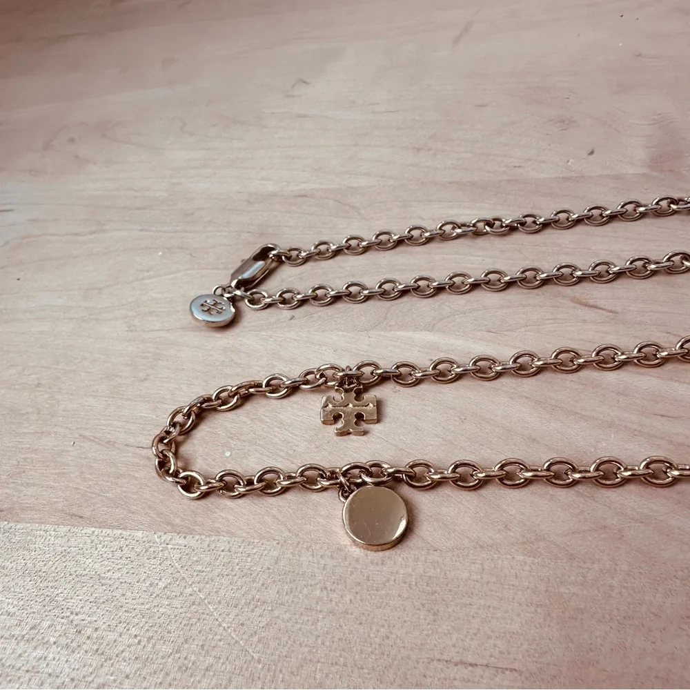 Tory Burch - Logo Charm Gold Rosary Necklace - Picture 4 of 8